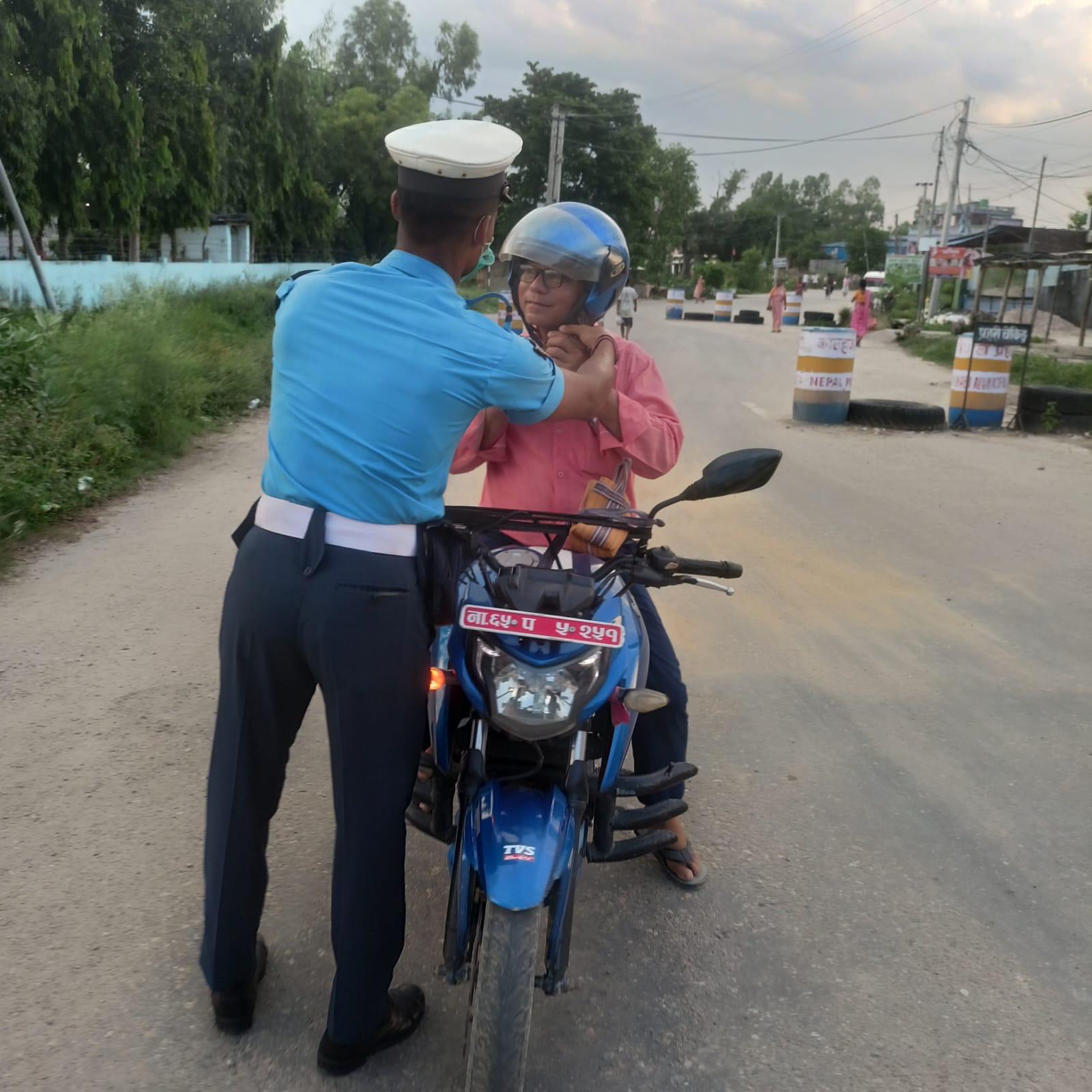बारामा ट्राफिकको ‘हेलमेट अभियान’ प्रभावकारीः ९५ प्रतिशत चालक हेलमेट प्रयोग गर्न थाले